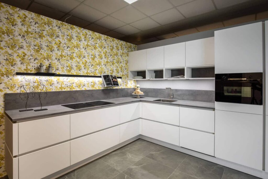 Keuken IV: Strakke witte hoekkeuken